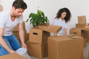Taşıma kutularıyla paketlenmiş bir ev eşyası