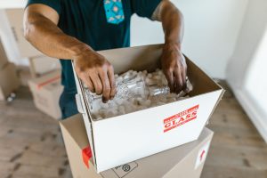 Kırılacak eşyaların özenle paketlenmiş bir nakliyat kutusu