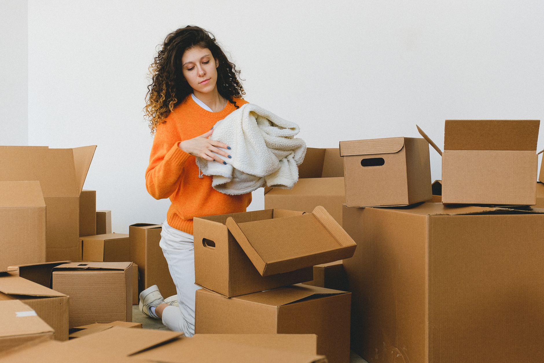 Taşıma kutuları ve paketleme malzemeleriyle dolu bir ev ortamı