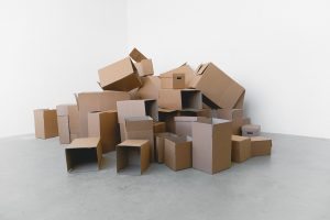 Taşıma kutularına özenle paketlenmiş ev eşyaları