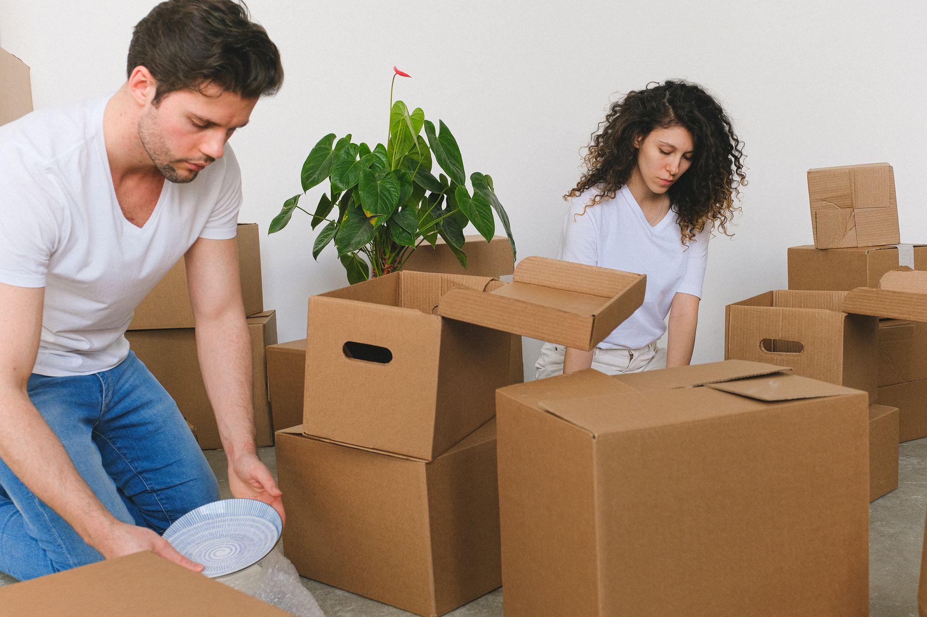 Taşıma sırasında kutulara paketlenmiş ev eşyaları